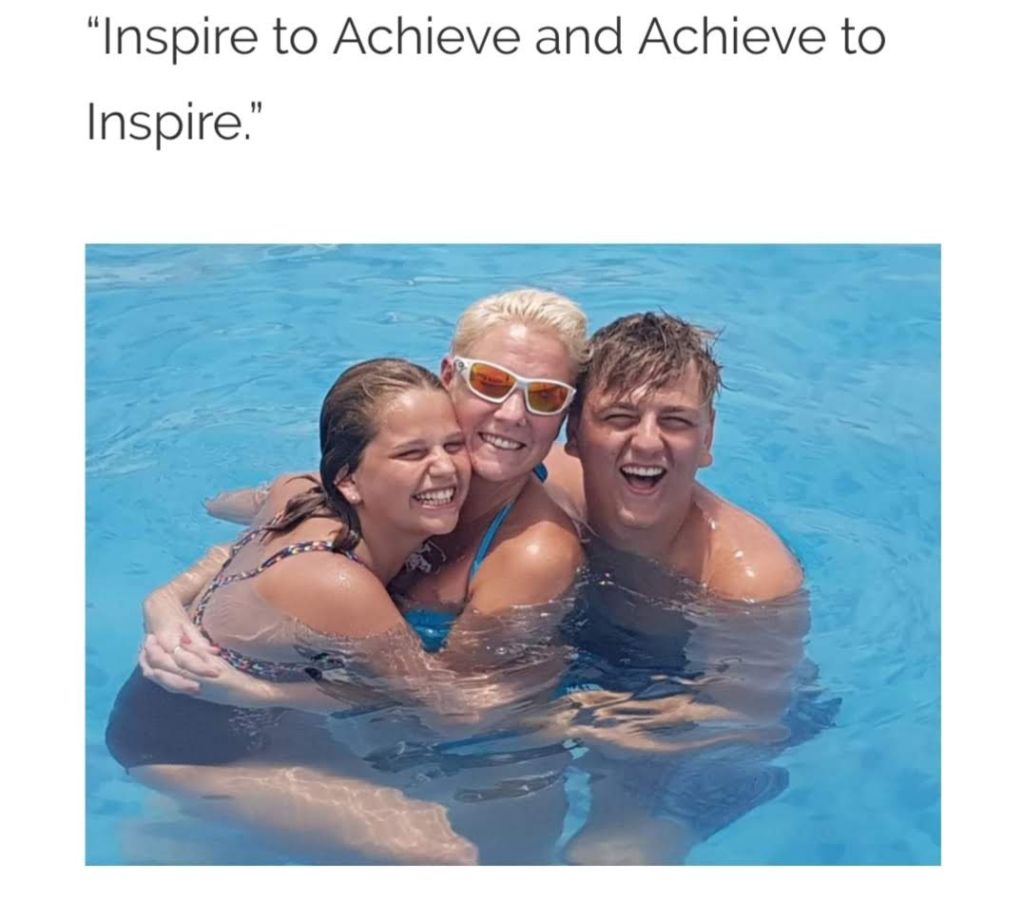 Vicky _ Kids in pool